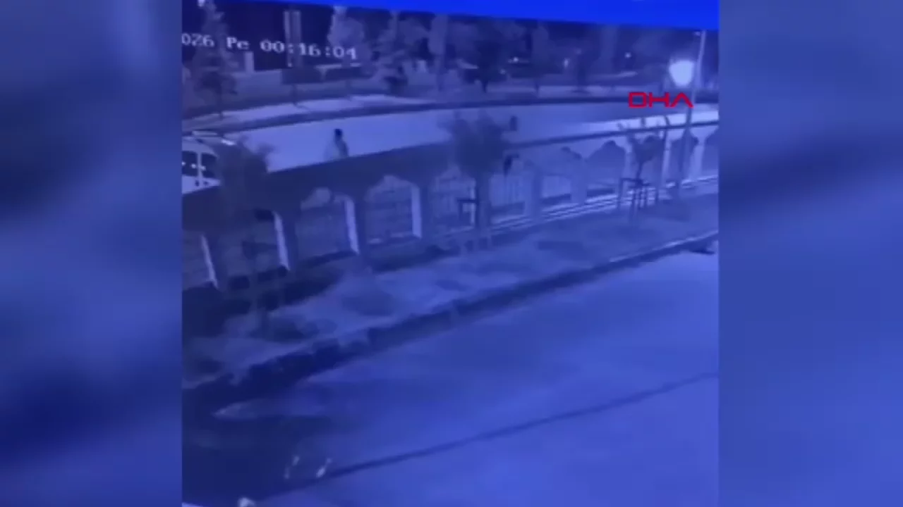 Park halindeki aracın lastiklerini kesip ka&ccedil;tılar