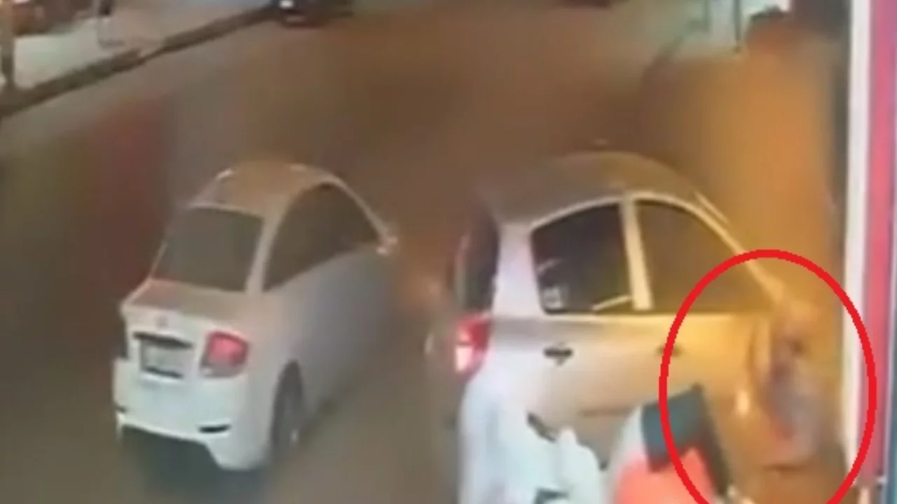 İş yerinin duvarına &ccedil;arpan otomobilin altında kalmaktan kıl payı kurtuldu