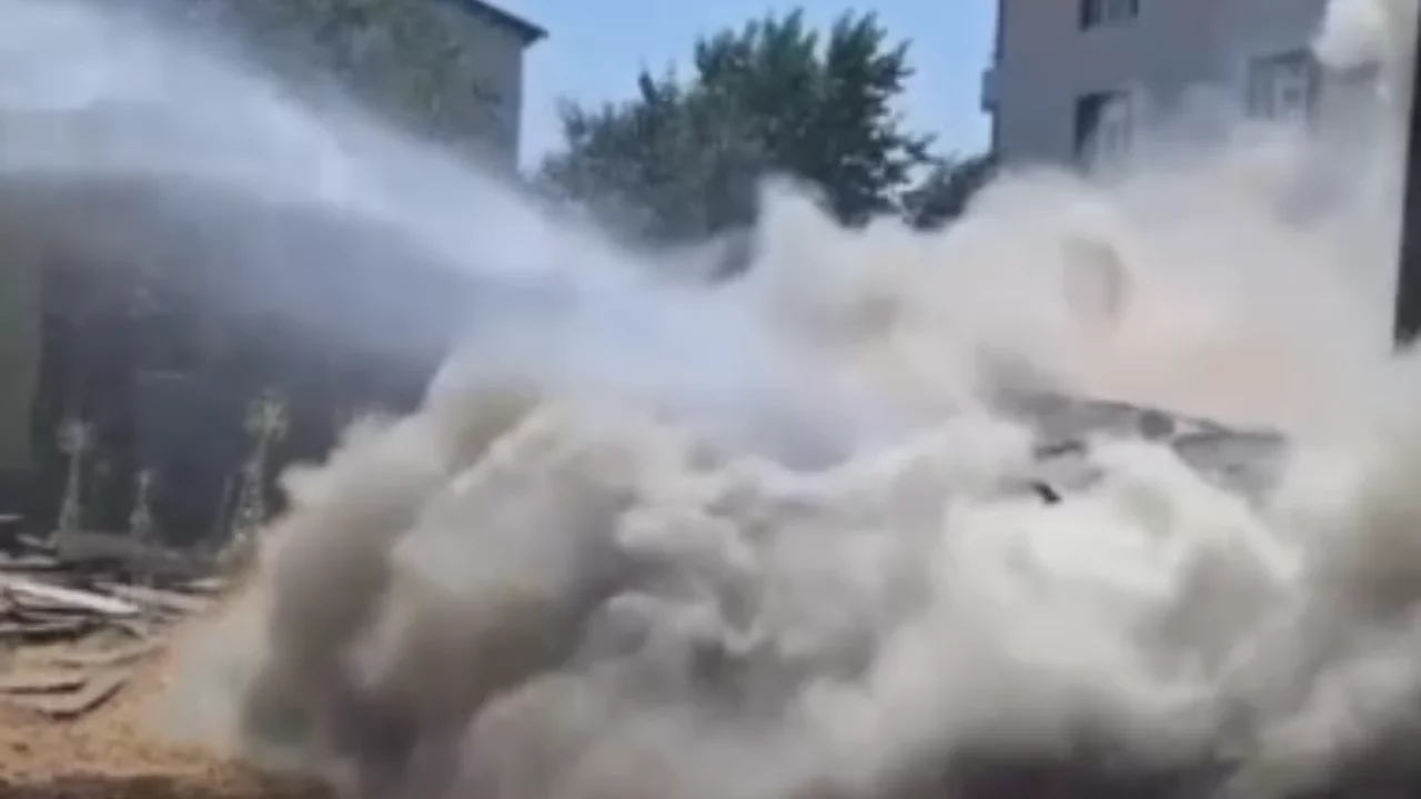 İstiflenen plastik pencereler alev aldı