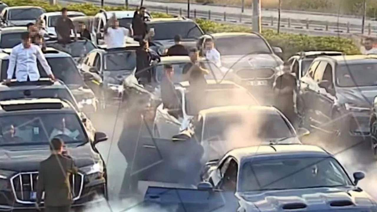 D&uuml;ğ&uuml;n konvoyuyla yolu kapatmanın bedeli ağır oldu