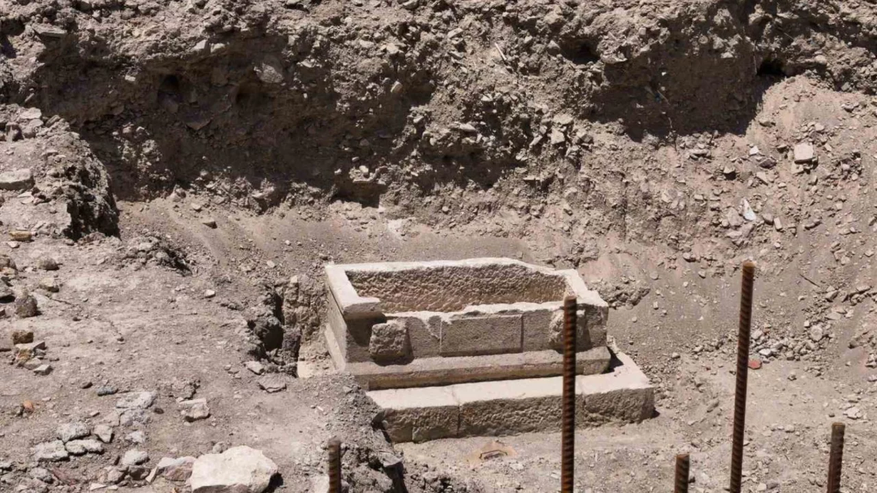 Mersin'de sağlık ocağı inşaatı &ccedil;evre d&uuml;zenlemesinde lahit &ccedil;ıktı