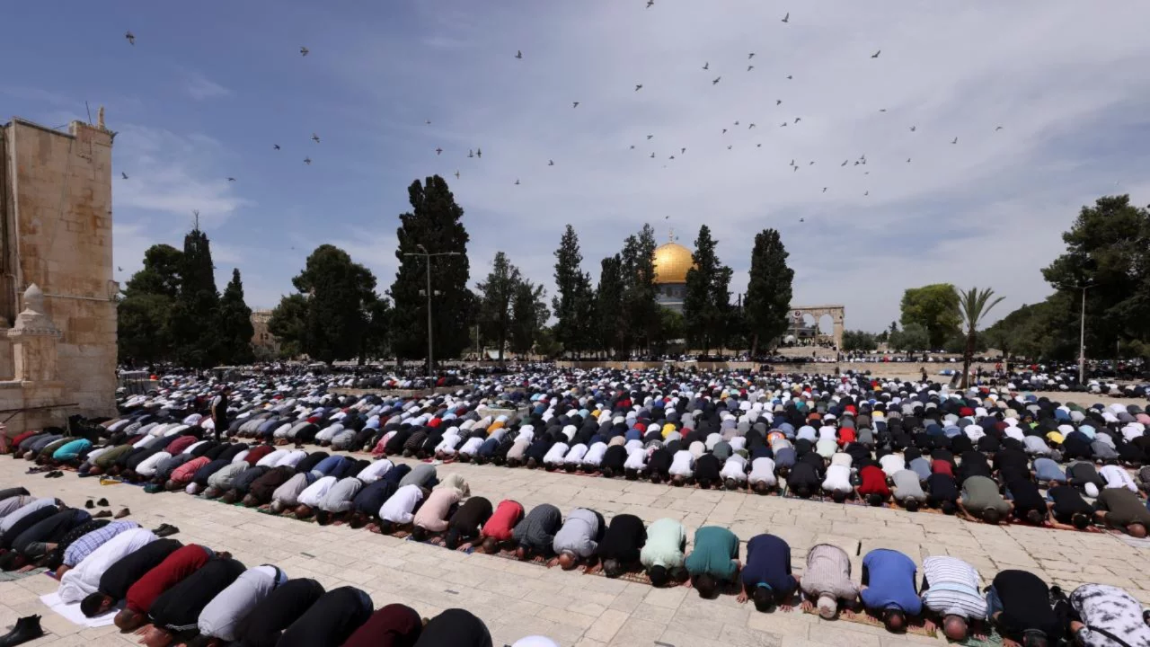 On binlerce Filistinli Mescid-i Aksa'da cuma namazında buluştu