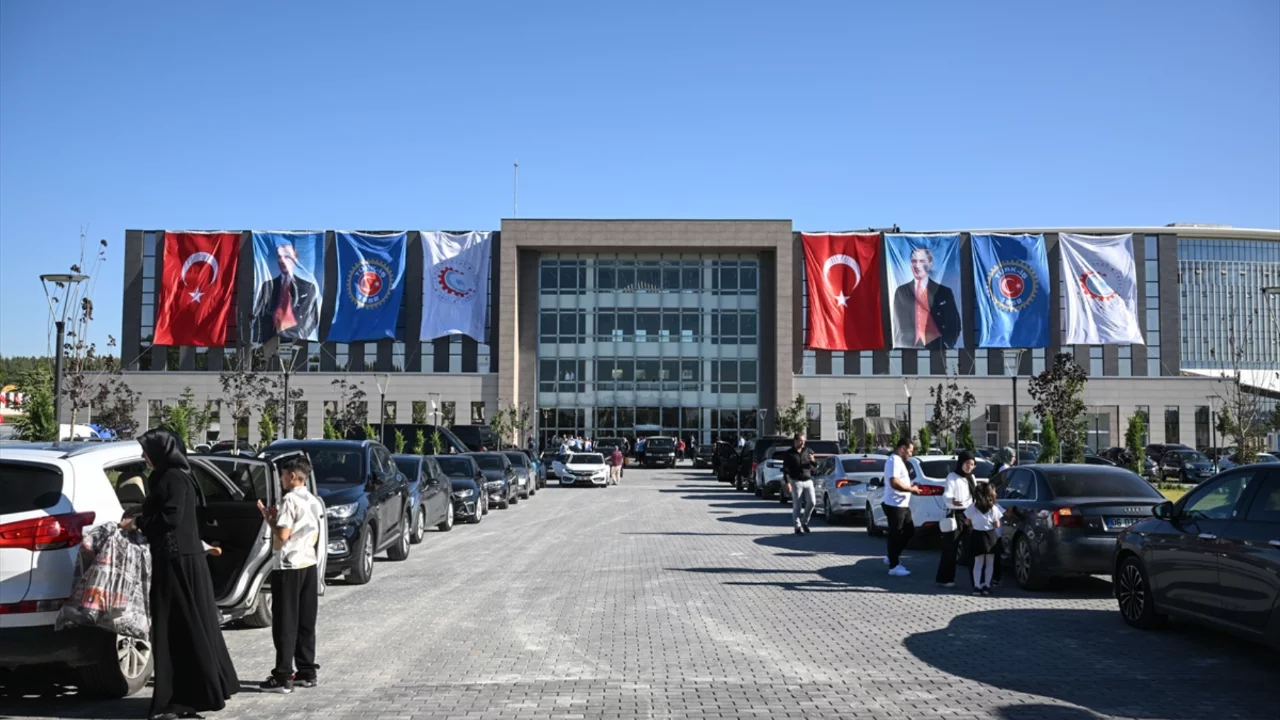 T&Uuml;RK-İŞ'in 74. yılında yeni genel merkez kapılarını a&ccedil;tı! A&ccedil;ılışta dikkat &ccedil;eken mesajlar