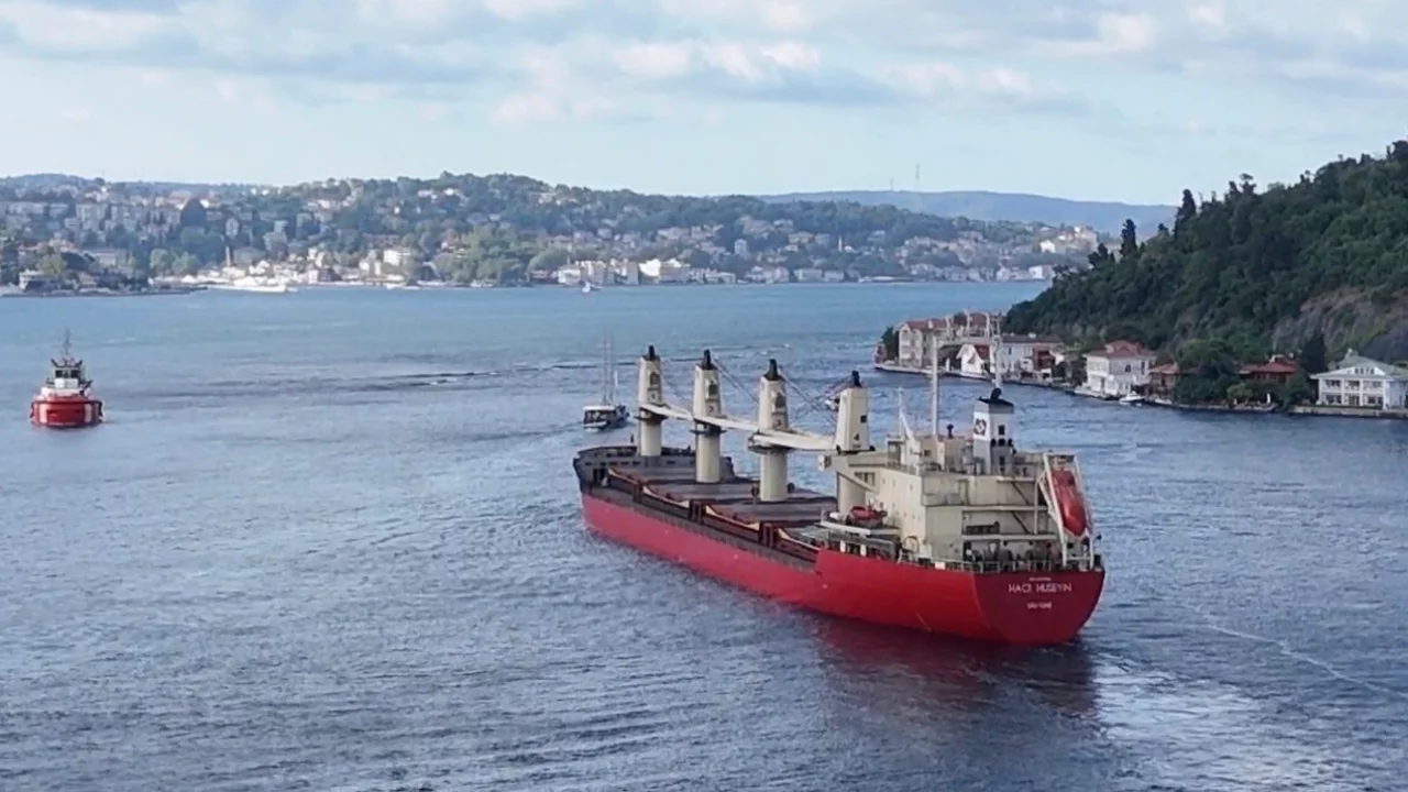 İstanbul Boğazı'nda gemi alarmı! &Ccedil;ift y&ouml;nl&uuml; trafik ge&ccedil;ici olarak durduruldu