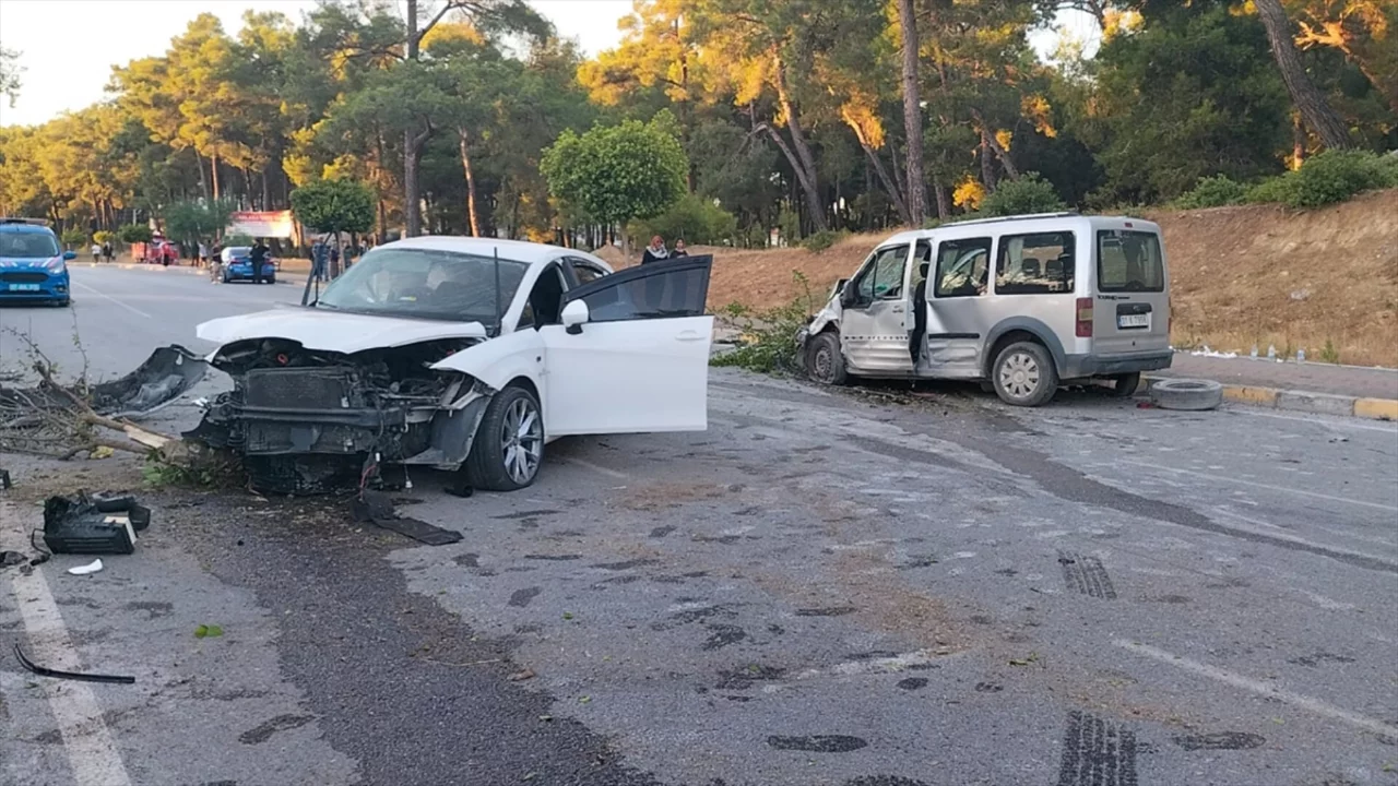Manavgat'ta feci kaza! Refüje çıkan otomobil karşı şeritte dehşet saçtı: 5 yaralı