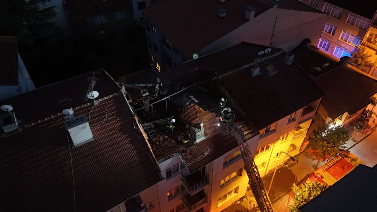 Eskişehir'de çatı yangını paniği! Dumandan etkilenenlere ambulanslarda müdahale edildi