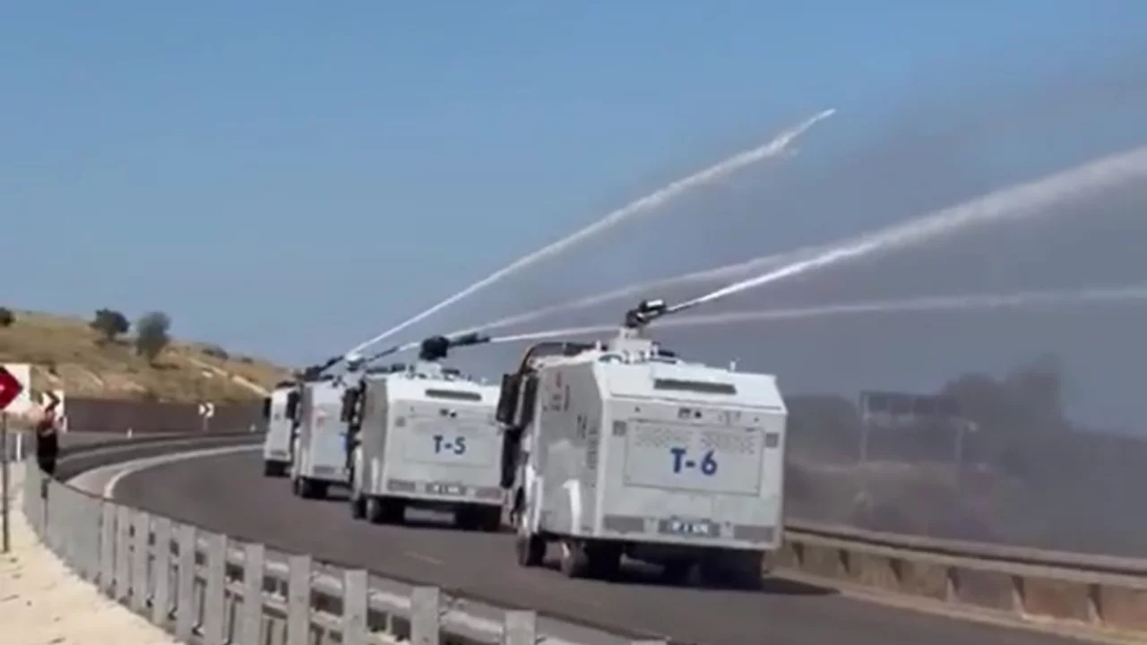 Antalya'daki orman yangınında dikkat çeken görüntü! TOMA'lar müdahaleye damga vurdu
