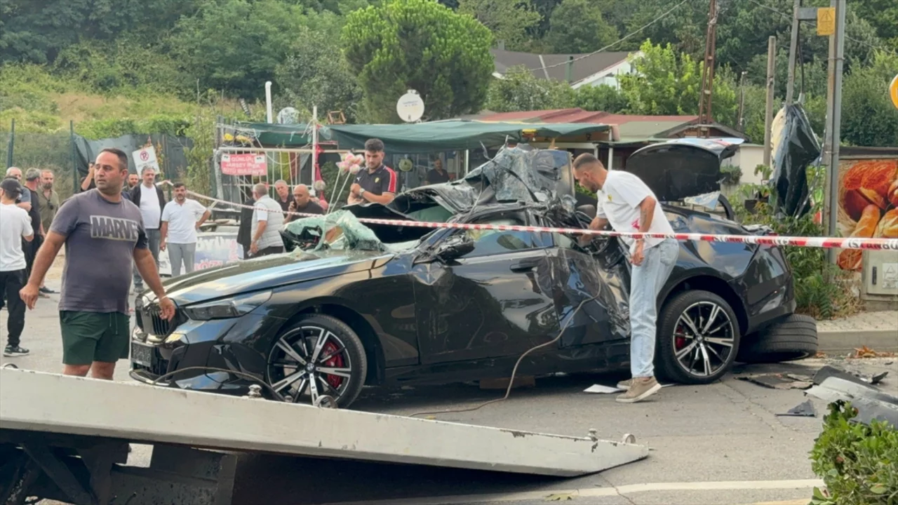 Beykoz'da feci kavşak kazası! Devrilen otomobilde 7 kişi yaralandı