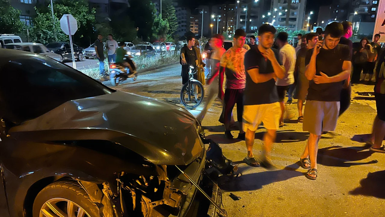Adana'da kavşakta zincirleme kaza! 3 otomobil &ccedil;arpıştı, 2 yaralının durumu ağır