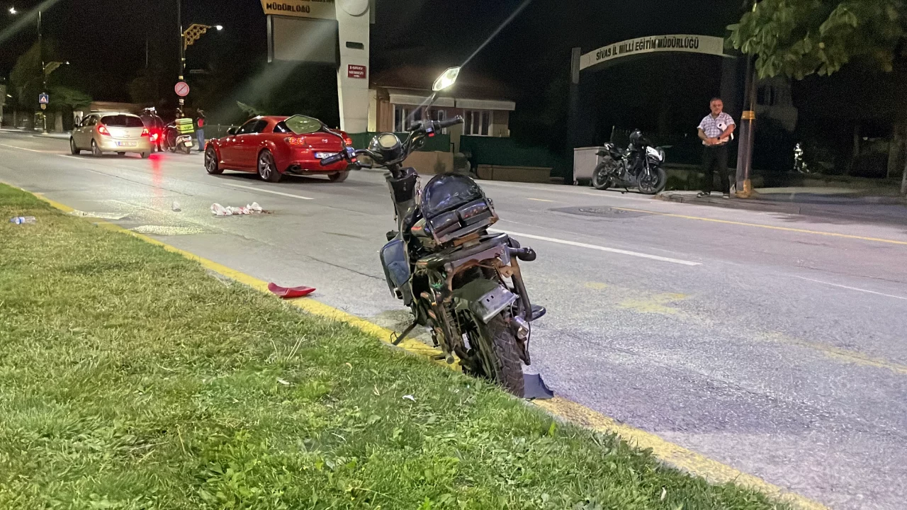 Sivas'ta gece yarısı feci kaza! Motosiklet ile elektrikli bisiklet &ccedil;arpıştı
