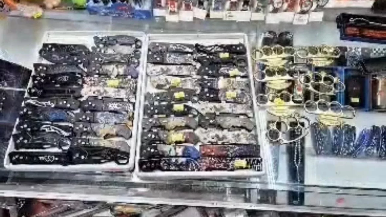 Polis düğmeye bastı! İş yerlerine baskında yasaklı bıçak ve muştalar ele geçirildi