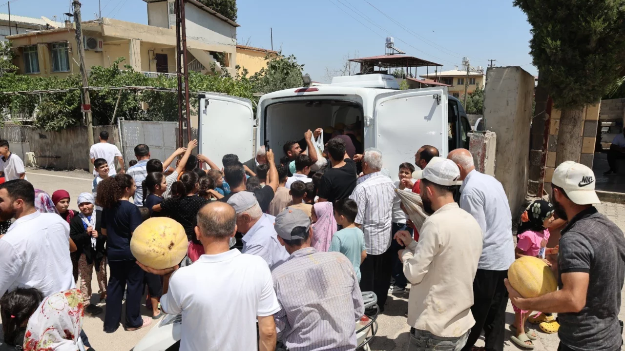 100 ton kavun &uuml;cretsiz dağıtıldı!