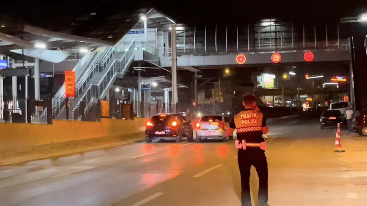 Polisin g&ouml;z&uuml; &ouml;n&uuml;nde yaptığı hareket başını yaktı! Bursa'da pes dedirten olay