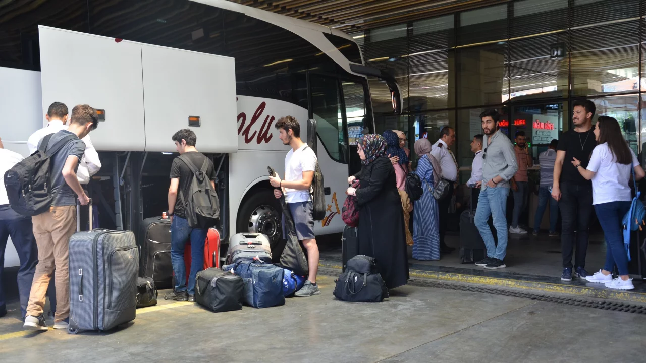 Otob&uuml;slerde bir devir kapanıyor! &Uuml;cretsiz ikramlar tarih oluyor..."Su bile parayla satılabilir"