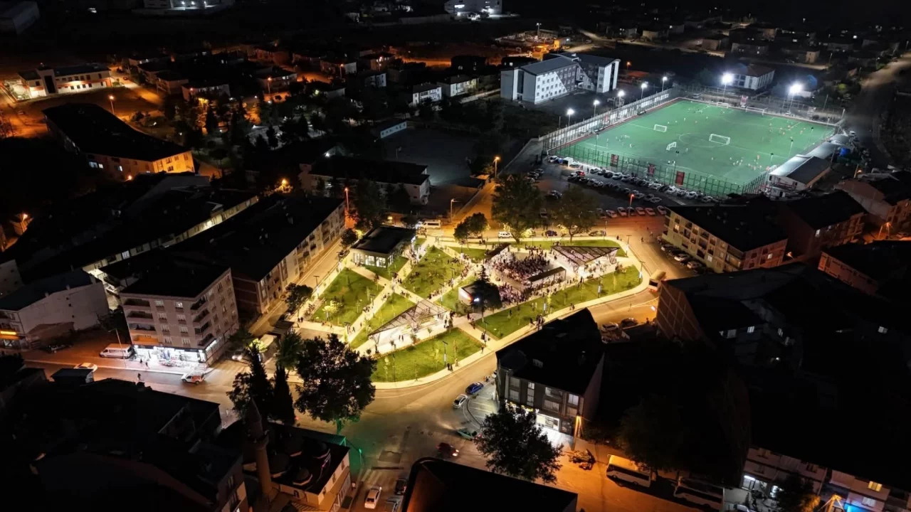 Bursa'da eski karakol gitti, yerine herkesin akın ettiği dev meydan geldi!