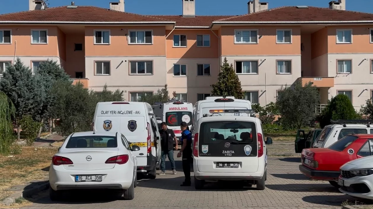 Bursa'da apartmandaki k&ouml;t&uuml; koku acı ger&ccedil;eği ortaya &ccedil;ıkardı...