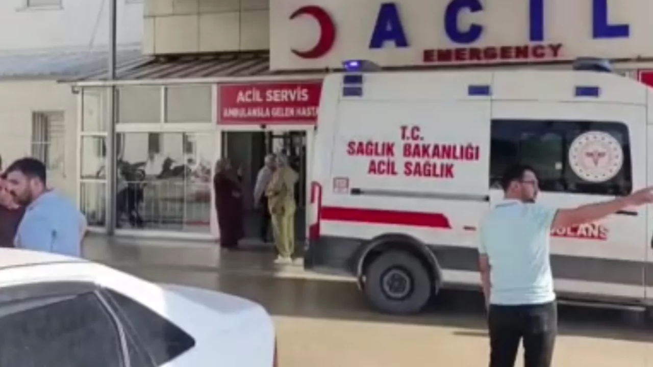 Trakt&ouml;r devrildi: Muhtar ağır yaralandı