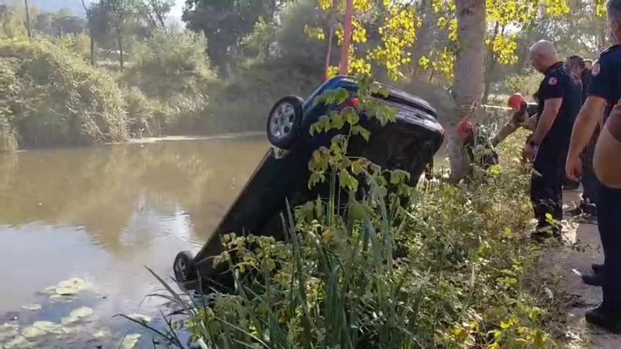 Dereye u&ccedil;an otomobilin s&uuml;r&uuml;c&uuml;s&uuml; hayatını kaybetti