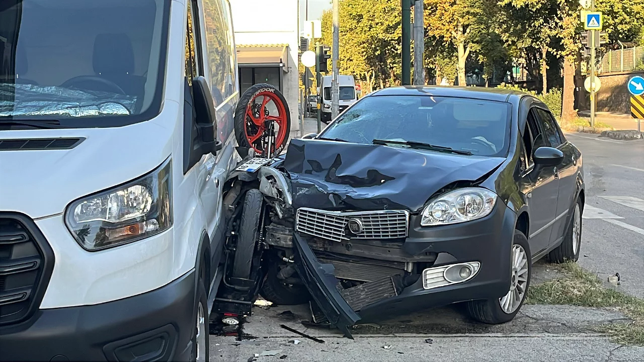 Bursa'da feci kaza! Motosikletli iki araç arasında sıkıştı