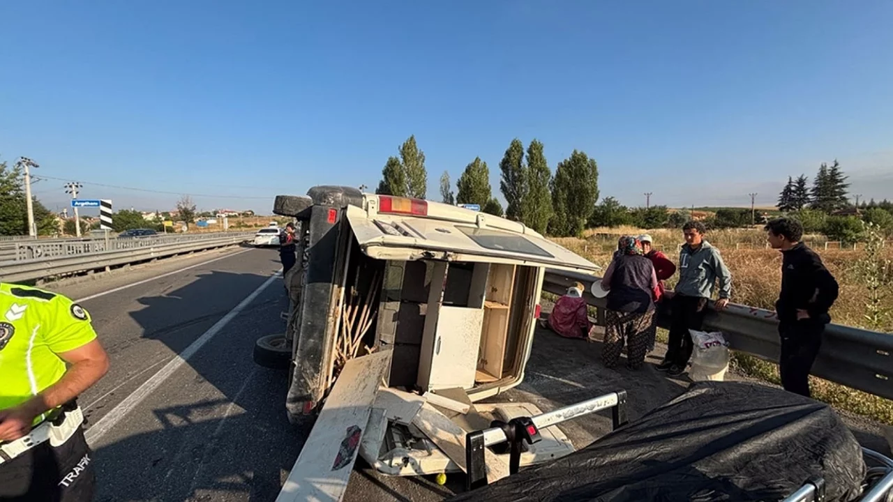 Tarım iş&ccedil;ilerini taşıyan minib&uuml;s devrildi! &Ccedil;ok sayıda yaralı var
