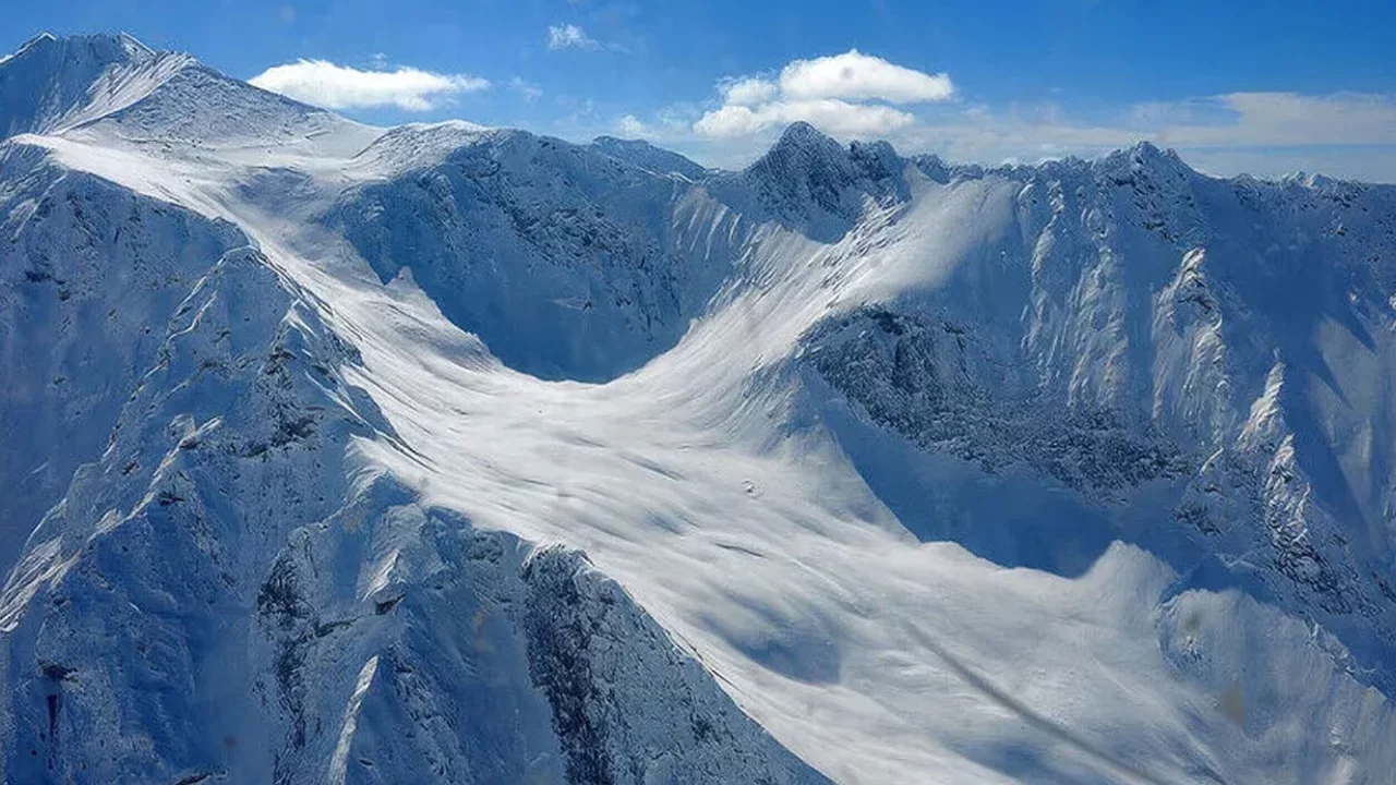 Pakistan'da çığ faciası: 10 dağcı hayatını kaybetti 