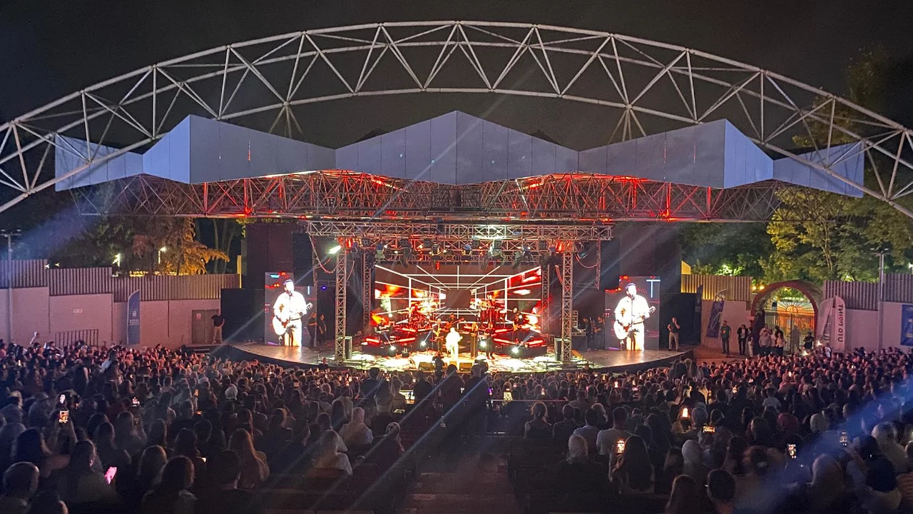 Emre Altuğ, Bursa Festivali'nde sahne aldı