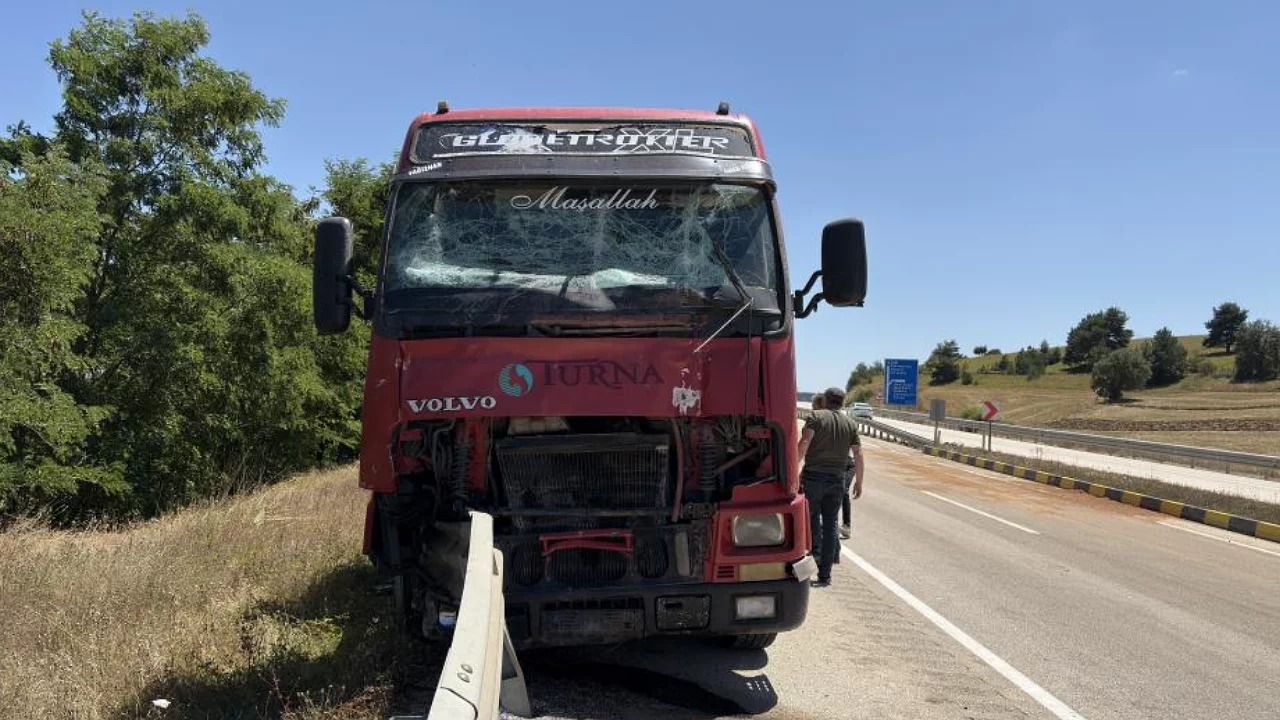 Tırla çarpışan traktörün sürücüsü yaşamını yitirdi