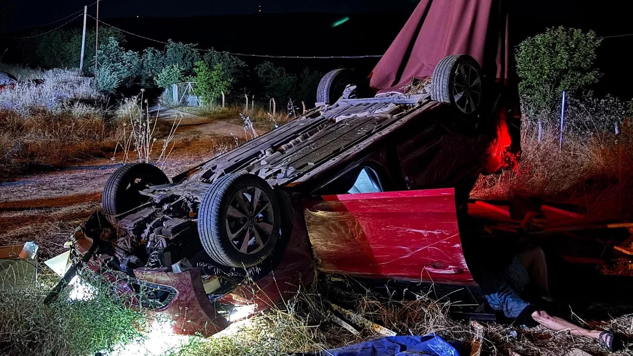 Bursa'da otomobil şarampole yuvarlandı! Ters d&ouml;nen ara&ccedil;ta 3 kişi yaralandı