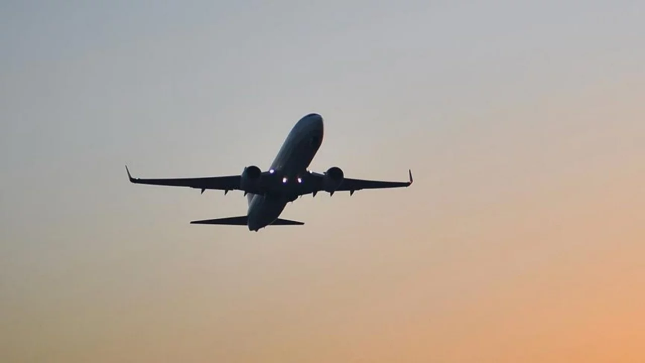 Turistleri taşıyan u&ccedil;ak d&uuml;şt&uuml;! &Ccedil;ok sayıda kişi hayatını kaybetti