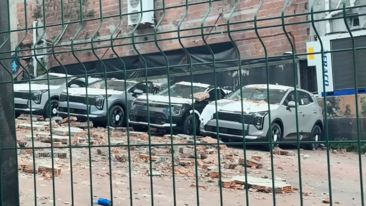 Kağıthane'de duvar otoparka doğru &ccedil;&ouml;kt&uuml;: 12 sıfır ara&ccedil;ta milyonluk hasar oluştu