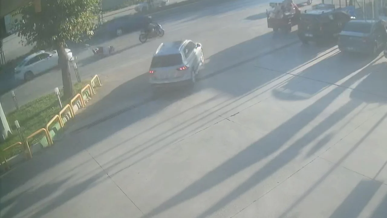 Bursa'da motosiklet kazası kamerada: Kontrolünü kaybeden sürücü otomobile çarptı