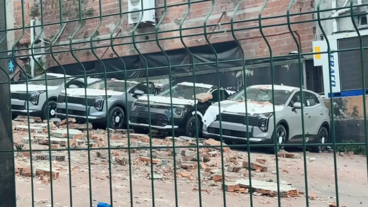 İstanbul'da duvar faciası: Çöken yapı 12 sıfır aracı kullanılamaz hale getirdi