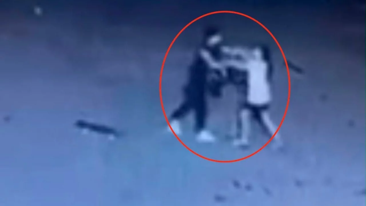 11 yaşındaki &ccedil;ocuğu site bah&ccedil;esinde darbetti; olay kamerada...