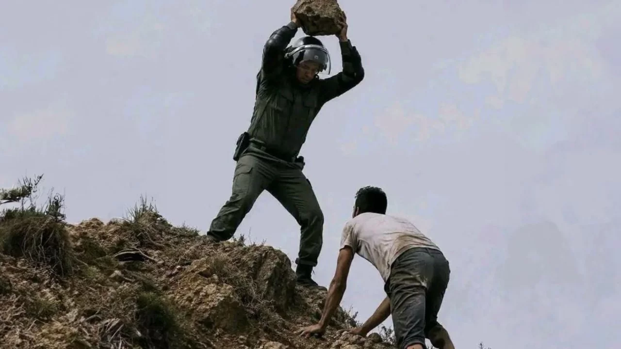 &Uuml;lkeye d&ouml;nen Faslı g&ouml;&ccedil;menlere taşlı m&uuml;dahale! G&ouml;r&uuml;nt&uuml;ler infial yarattı