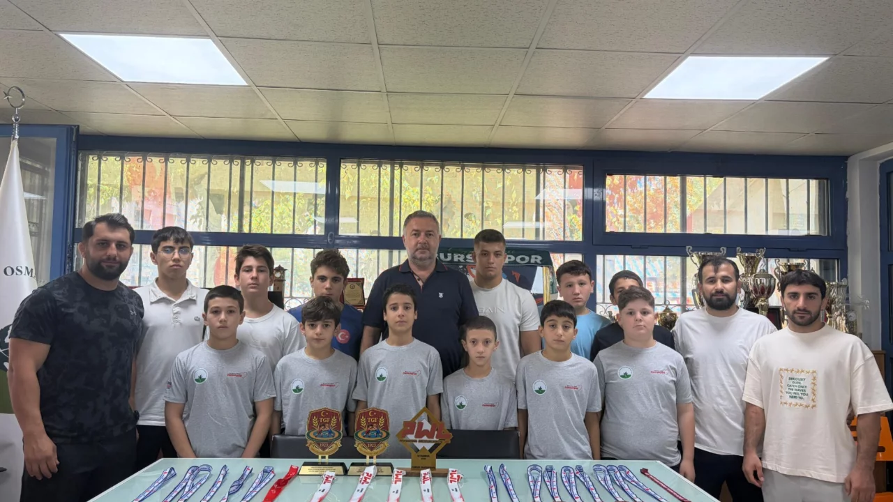 Bursa'da Osmangazi Belediyespor fırtınası! G&uuml;reşte peş peşe gelen şampiyonluklar dikkat &ccedil;ekti