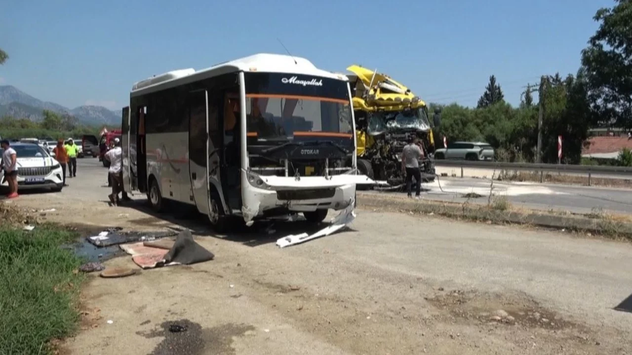 Yolcu indirmek için duran midibüse tır çarptı! Çok sayıda yaralı var...