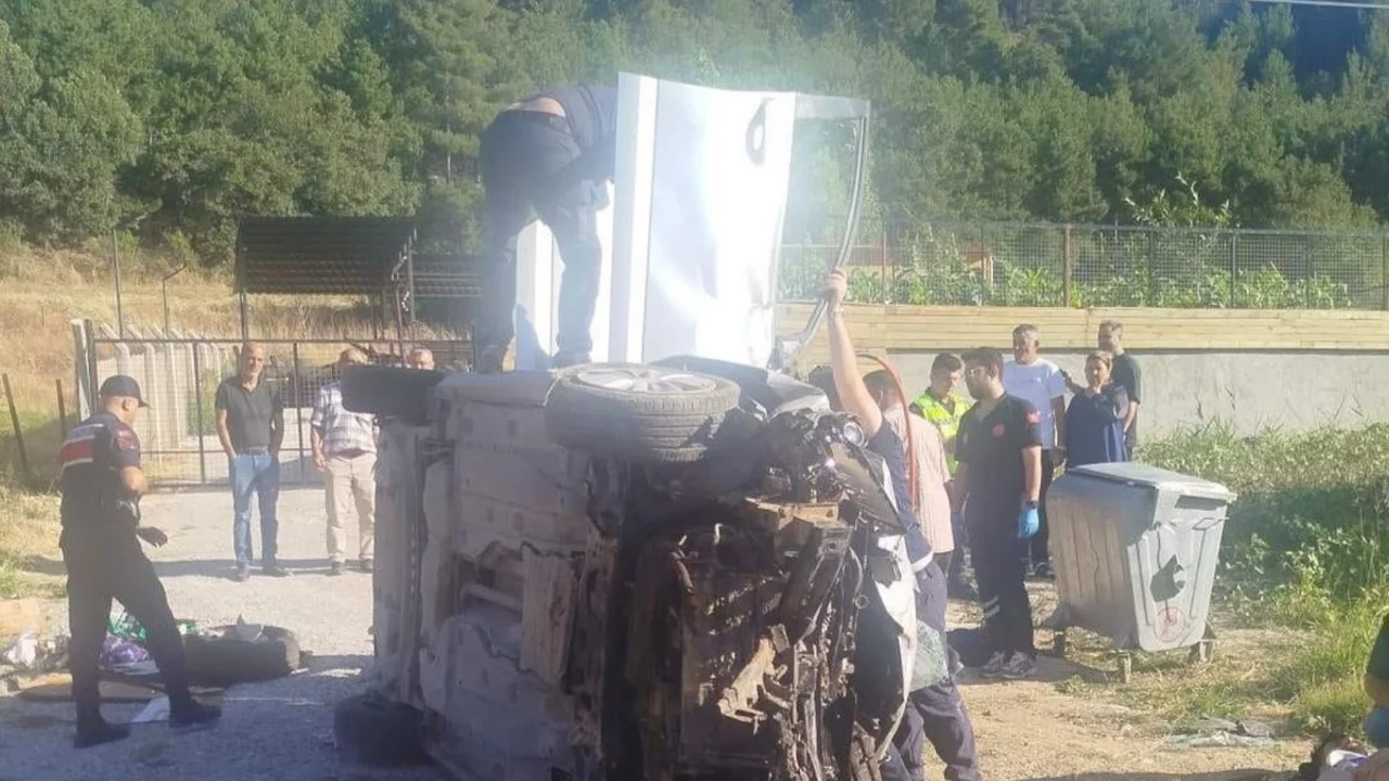 Uşak'ta otomobil karşı şeride geçip devrildi: 1 ölü, 3 yaralı