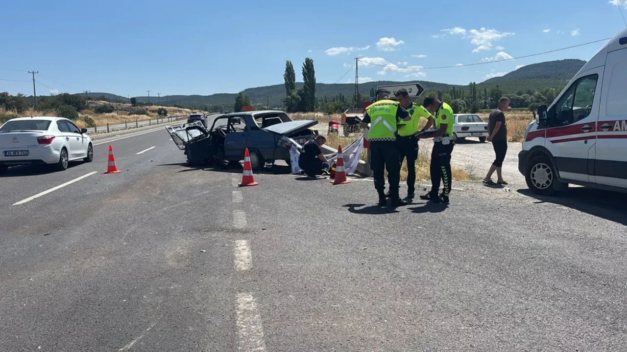 K&uuml;tahya'da feci trafik kazası: 79 yaşındaki yolcu hayatını kaybetti, 4 kişi yaralandı
