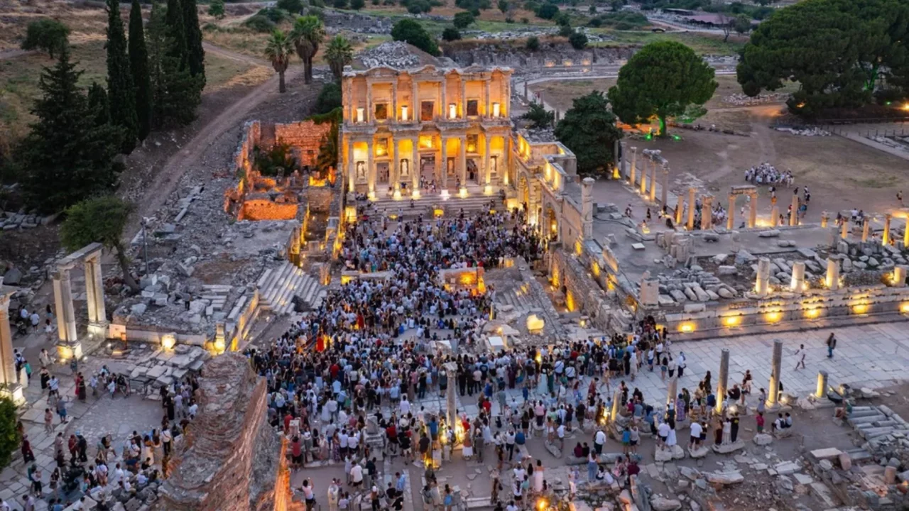 Efes Antik Kenti'nde gece rekoru: 213 bin kişi tarihi mirası ışıklar altında gezdi