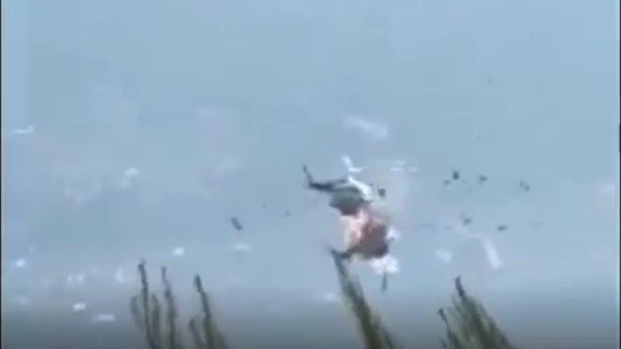 Yangın s&ouml;nd&uuml;rme helikopterleri havada &ccedil;arpıştı! Kameralar kaydetti...