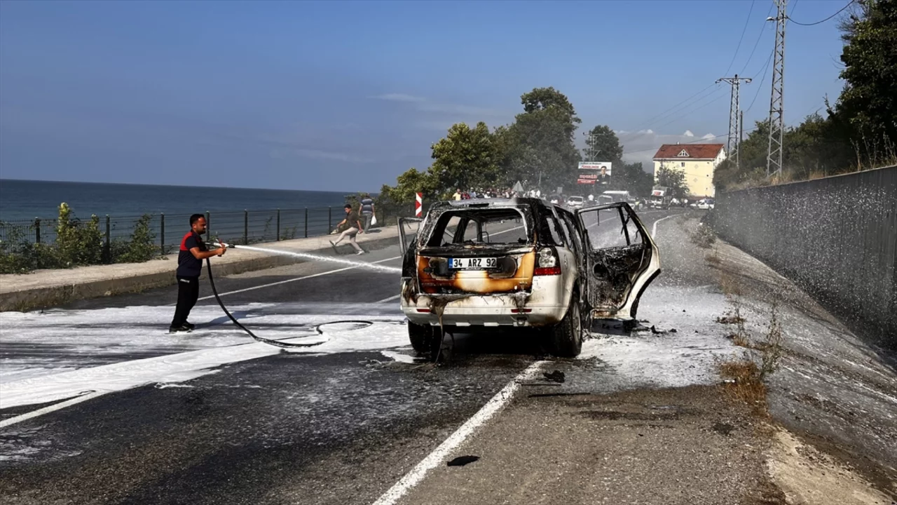 Sinop'ta seyir halindeki cip alevlere teslim oldu! Ara&ccedil; hurdaya d&ouml;nd&uuml;