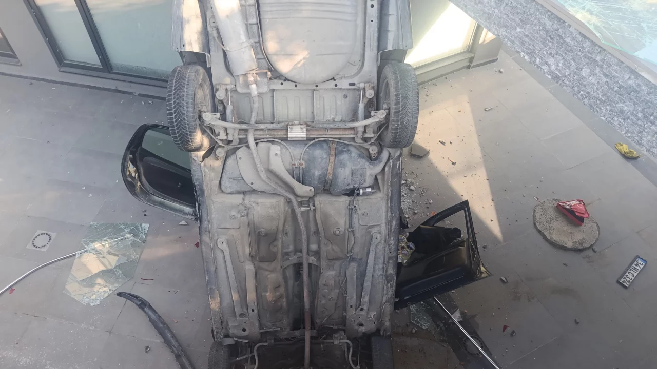 İstanbul'da &ccedil;arpışan otomobil bina boşluğuna u&ccedil;tu! Korku dolu kazada 2 yaralı