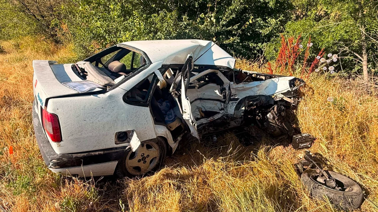 Afyonkarahisar'da feci kaza! İki otomobil çarpıştı, 1 kişi hayatını kaybetti