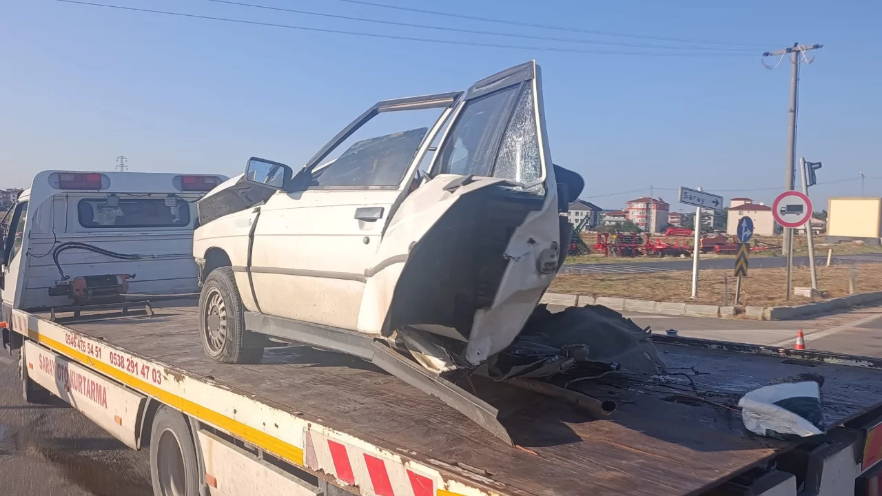 Trafik ışıklarına çarpan otomobil ikiye ayrıldı! 24 yaşındaki sürücü ölümden döndü