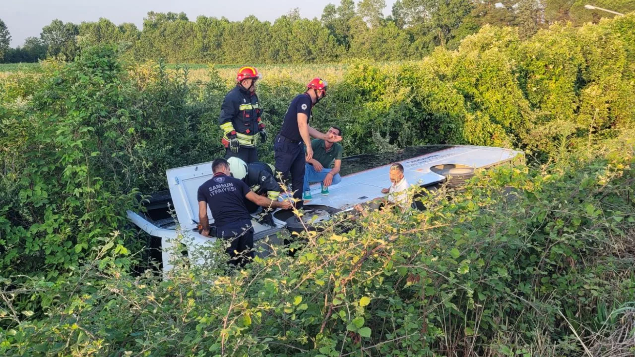 Samsun'da halk otob&uuml;s&uuml; devrildi! &Ccedil;ok sayıda yaralı hastaneye kaldırıldı