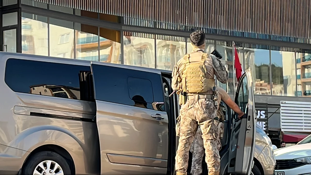 Gebze'de film gibi operasyon! Ka&ccedil;maya &ccedil;alışırken merdivenden d&uuml;şt&uuml;