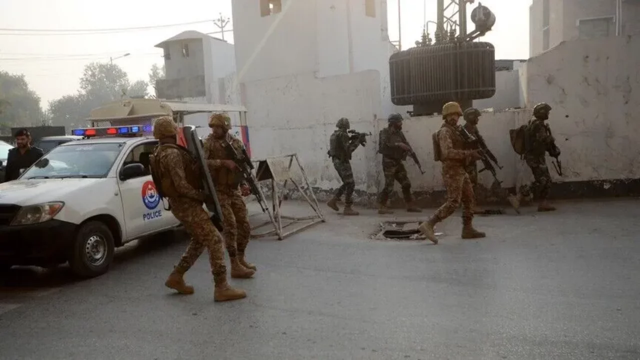 Pakistan'da karakol &ouml;n&uuml;nde kanlı saldırı: Can kaybı 13'e y&uuml;kseldi
