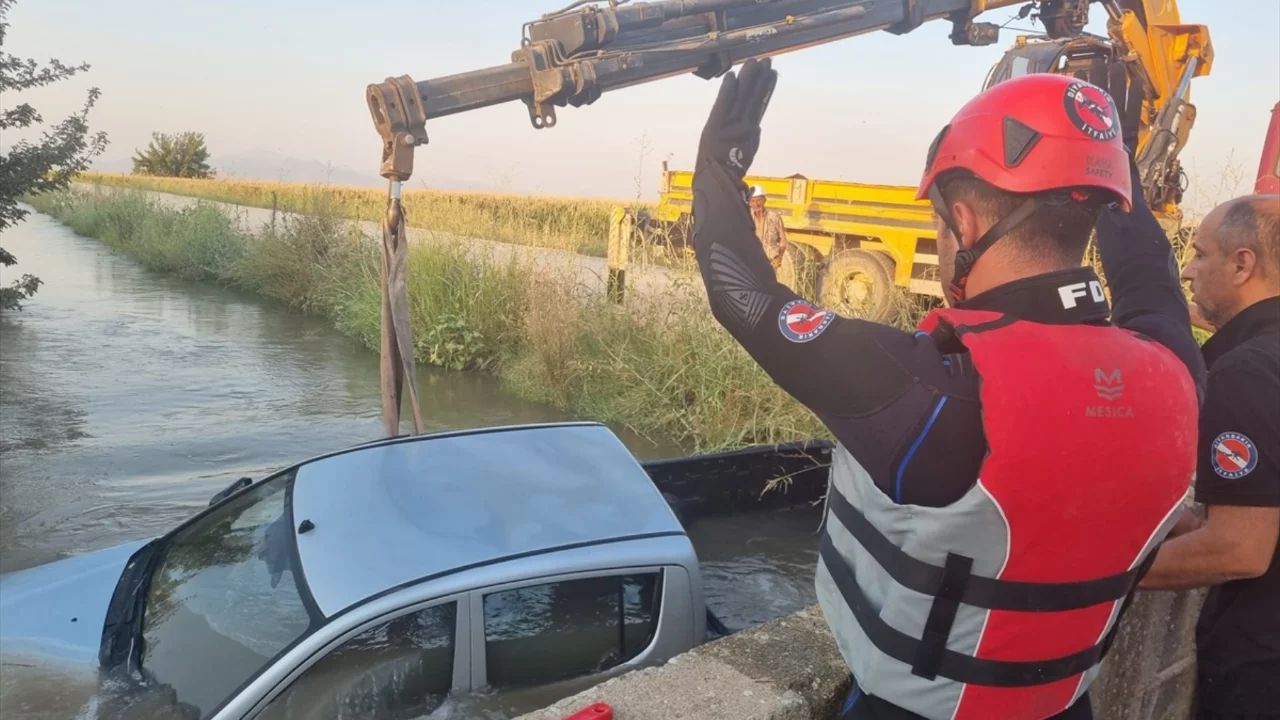 Diyarbakır'da pikap su kanalına devrildi! sürücü yaralı kurtarıldı