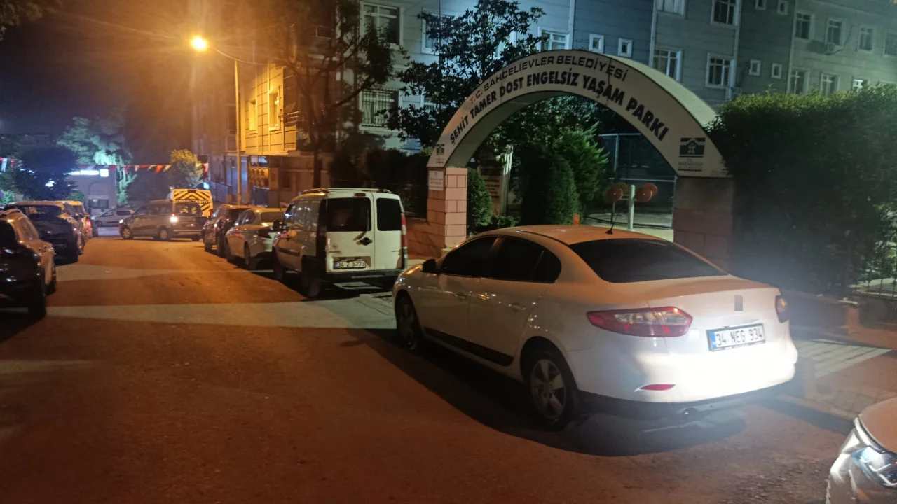 Bah&ccedil;elievler'de gece yarısı silahlı saldırı! Husumet kanlı bitti