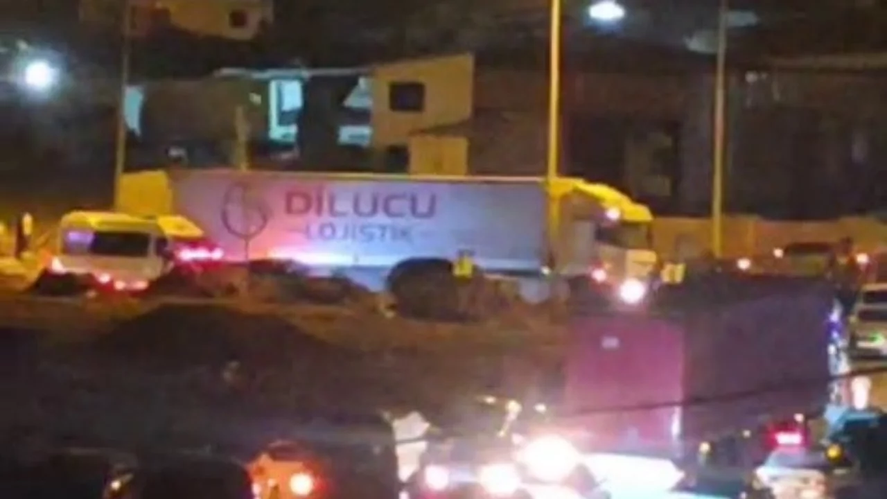 Hatay'da d&uuml;ğ&uuml;n konvoyu kabusa d&ouml;nd&uuml;! Taş, sopa ve silahların kullanıldığı kavgada yaralılar var